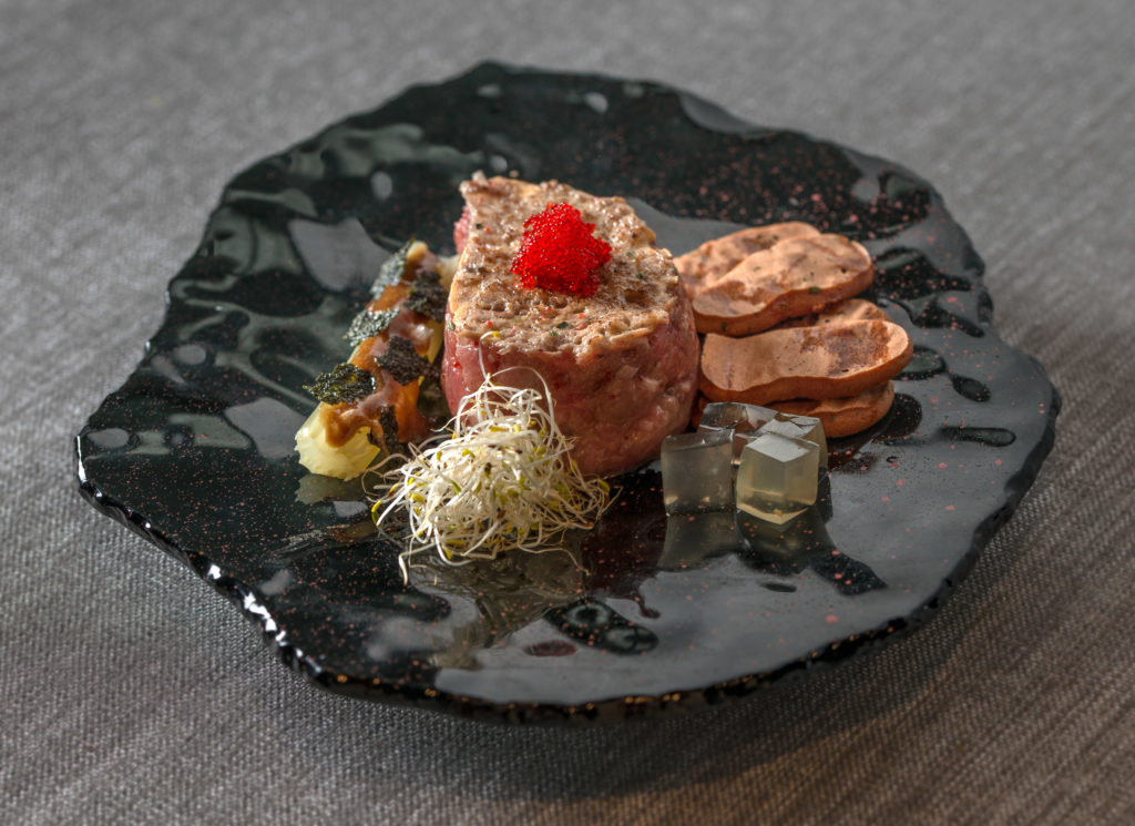 Tartar de atún rojo con mayonesa y merengues deshidratados.