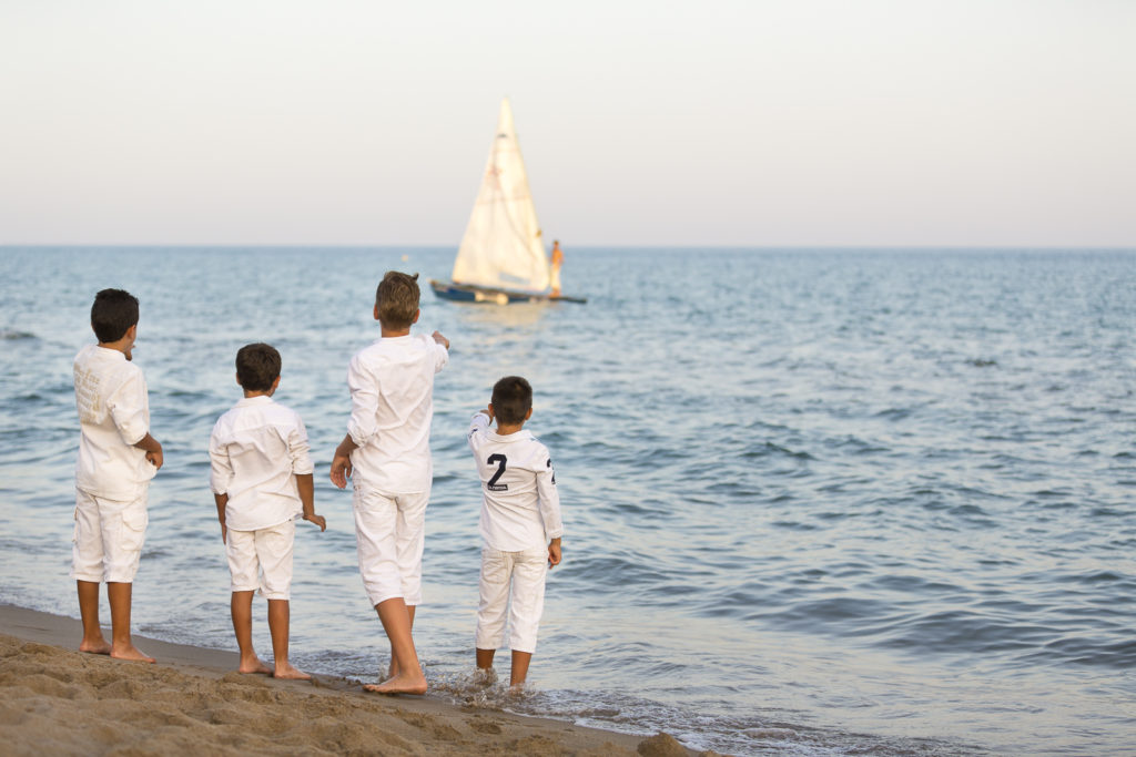 Niños en la playa del Biberón de Calafell (Tarragona).