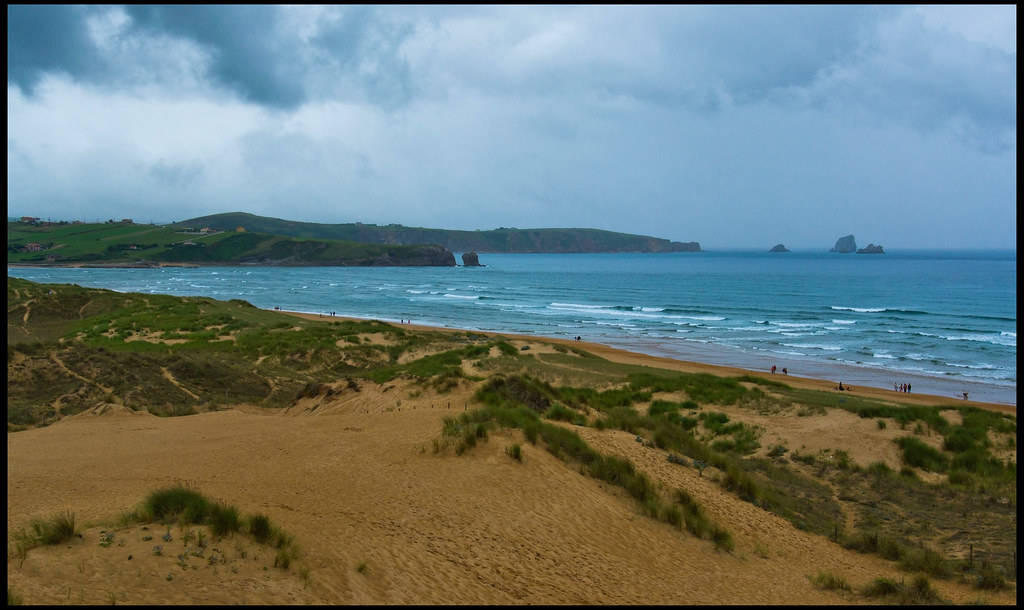 Playa de Valdearenas en el parque Natural de las Dunas de Liencres (Liencres, Cantabria).