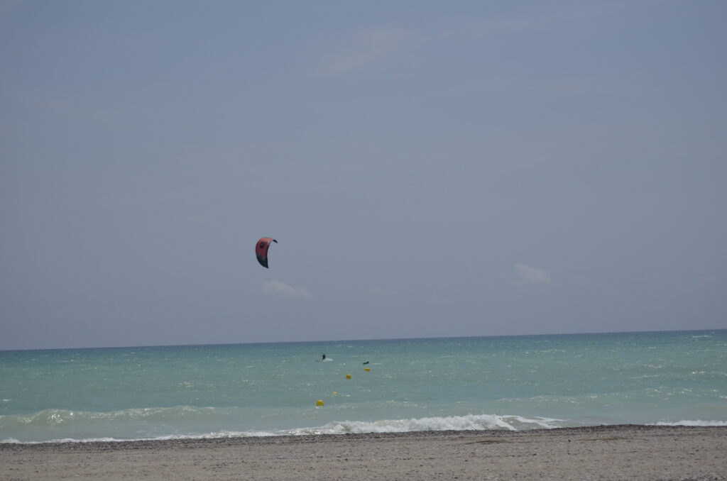 Kitesurf en una playa de Sagunto