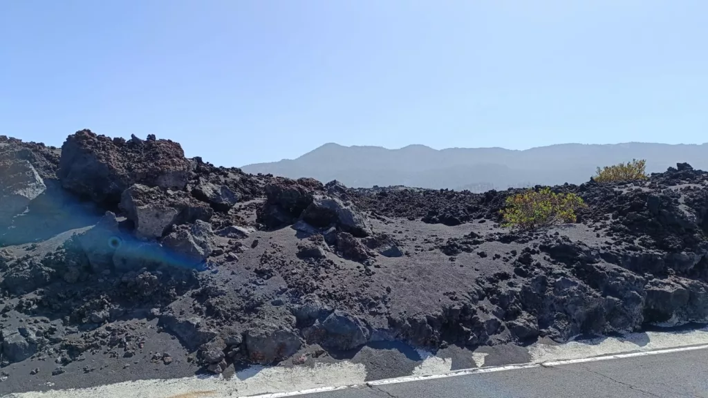 Lava junto a carretera